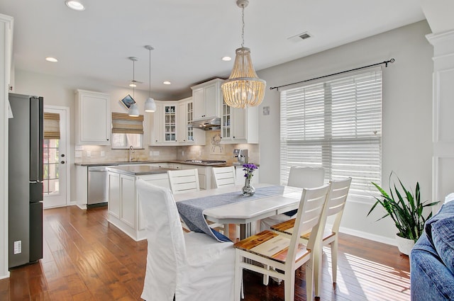 dining room with visible vents, recessed lighting, dark wood-type flooring, and an inviting chandelier