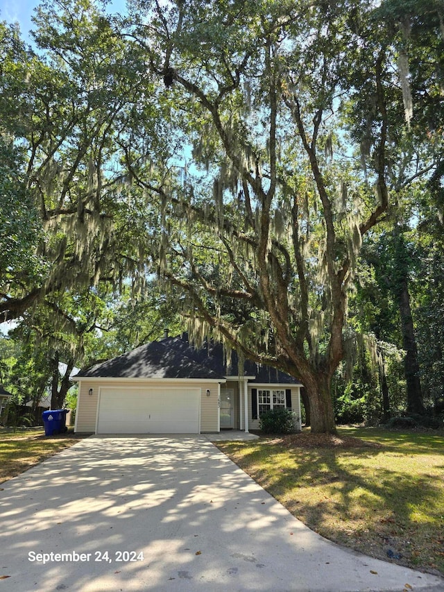 view of front facade featuring a garage