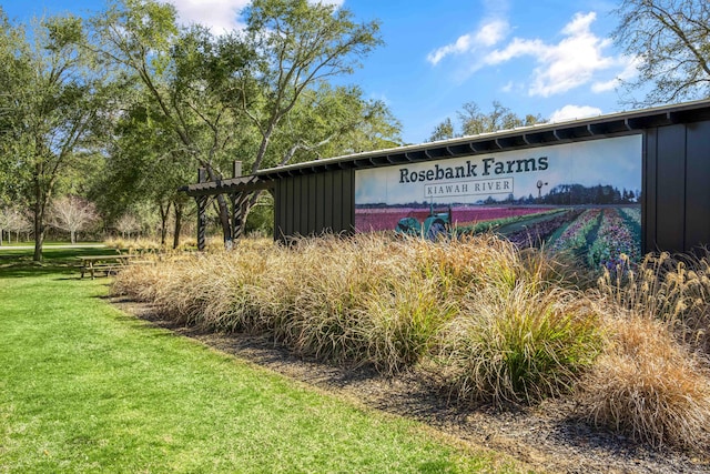 community sign with a yard