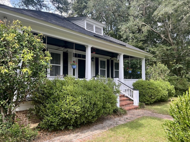 view of front facade with a porch and ceiling fan