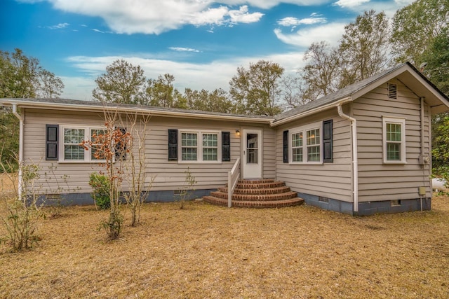 view of front of home featuring a front lawn