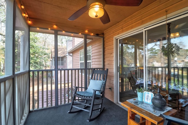 sunroom with ceiling fan