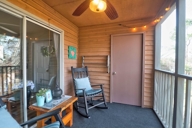 sunroom with ceiling fan