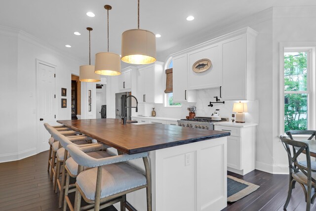 2128 Breezy Point Dr, Mount Pleasant, SC 29466 - kitchen with recessed lighting, a kitchen island with sink, dark wood-style floors, white cabinetry, and baseboards