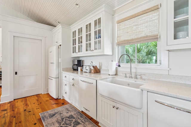 kitchen featuring light hardwood / wood-style floors, white cabinets, white appliances, crown molding, and sink