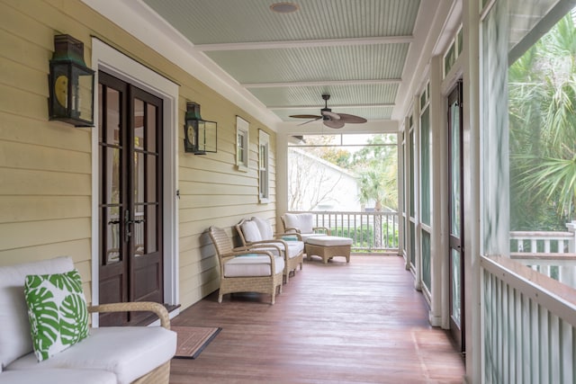 sunroom with ceiling fan