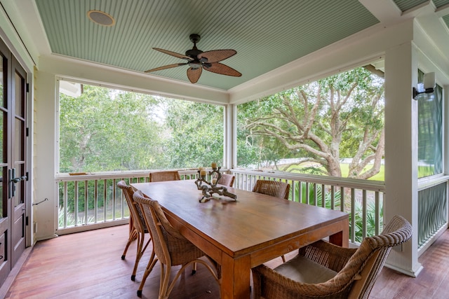 sunroom with ceiling fan