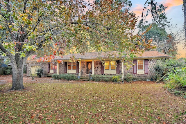 view of front of property featuring a lawn