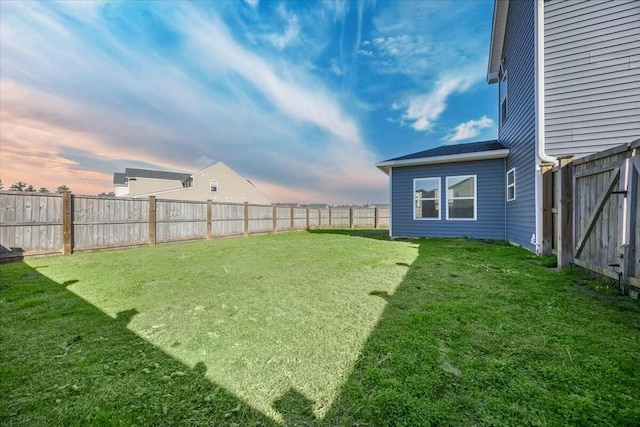 view of yard at dusk