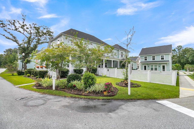 view of front of house featuring a front lawn