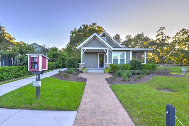 view of front of property featuring a front yard