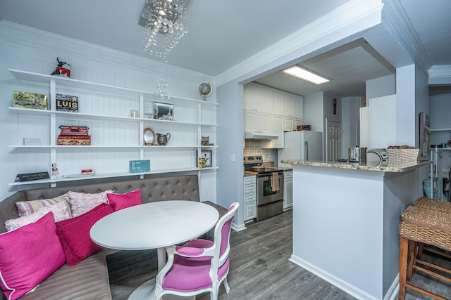 kitchen featuring a peninsula, white cabinetry, freestanding refrigerator, stainless steel electric stove, and open shelves