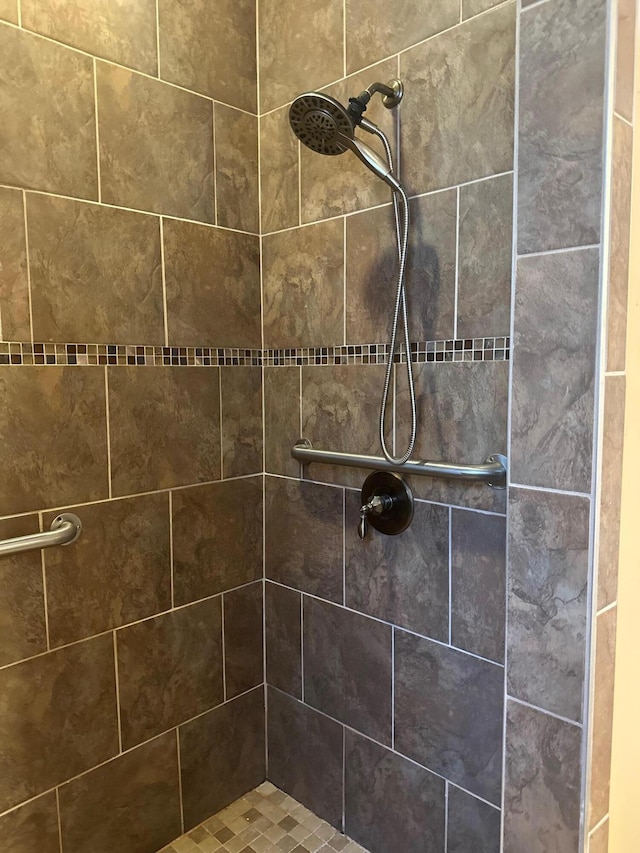 bathroom featuring a tile shower