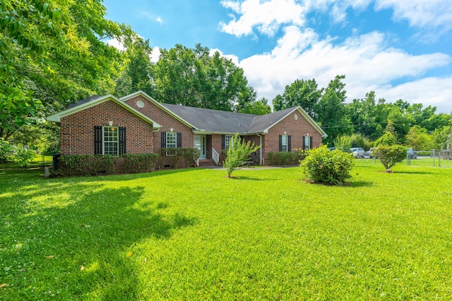 ranch-style home featuring a front lawn