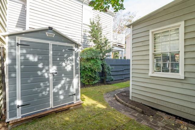 view of outdoor structure with a yard