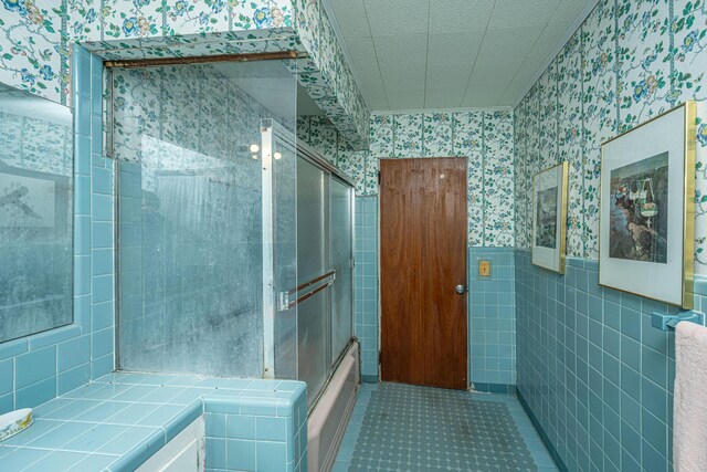 bathroom featuring tile walls