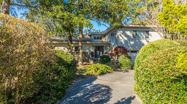 view of front of property featuring a garage