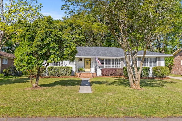 view of front of property featuring a front yard and roof with shingles
