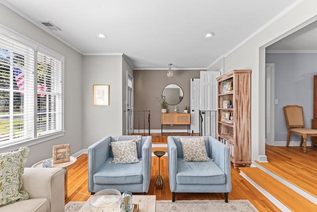 living area featuring visible vents, baseboards, light wood-type flooring, and recessed lighting