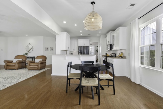 dining space featuring dark wood-style floors, baseboards, visible vents, and recessed lighting