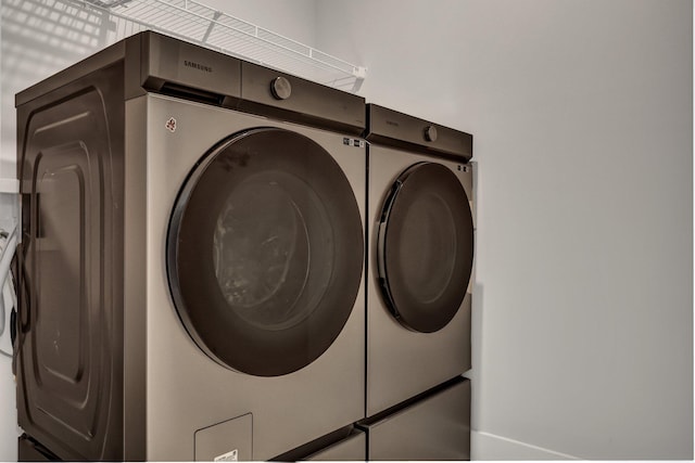 washroom with laundry area and washing machine and dryer