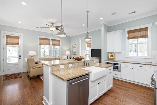 kitchen with a sink, decorative backsplash, dark wood-type flooring, stainless steel appliances, and open floor plan