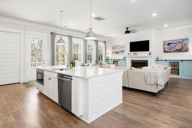 kitchen featuring visible vents, ornamental molding, a ceiling fan, a sink, and stainless steel appliances