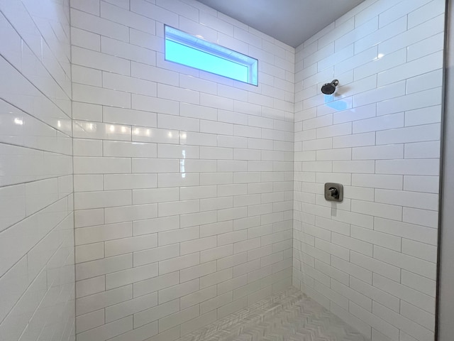 bathroom featuring a tile shower