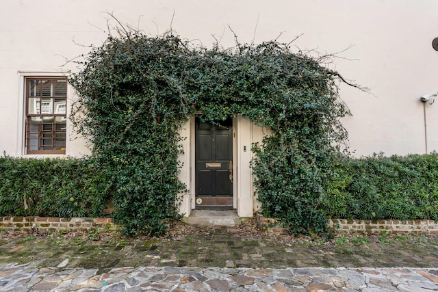 property entrance featuring stucco siding