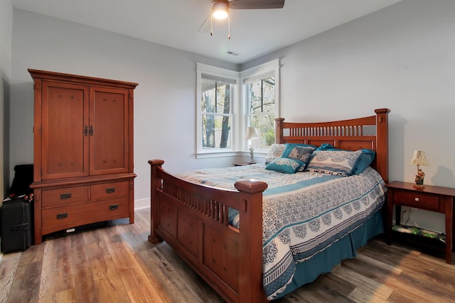 bedroom featuring light wood-type flooring, visible vents, and ceiling fan