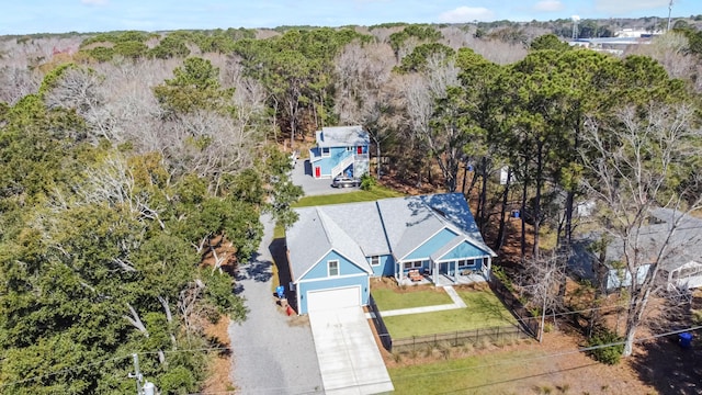 birds eye view of property featuring a forest view