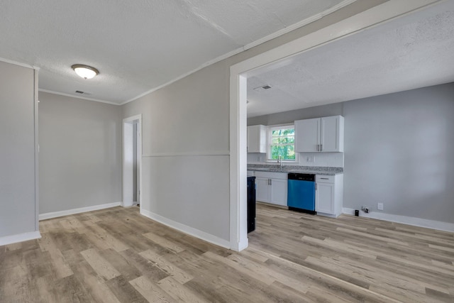 spare room with sink, light hardwood / wood-style flooring, a textured ceiling, and ornamental molding