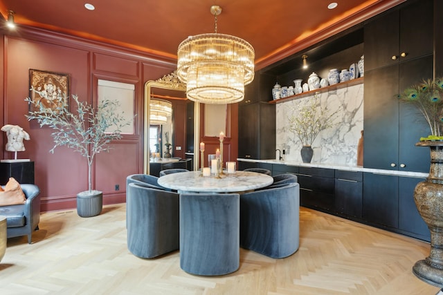 bar featuring an inviting chandelier, pendant lighting, a decorative wall, and backsplash