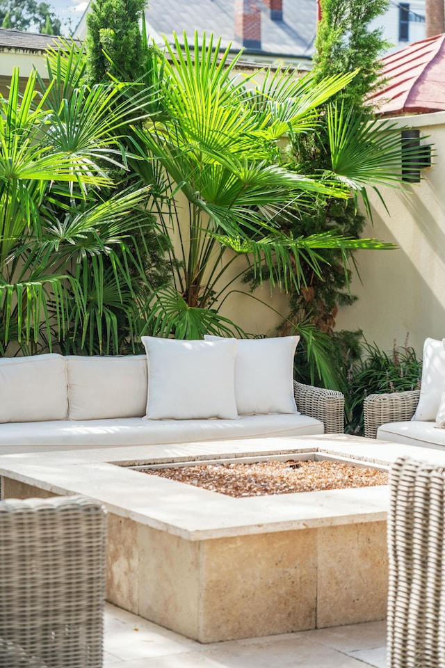 balcony featuring an outdoor hangout area