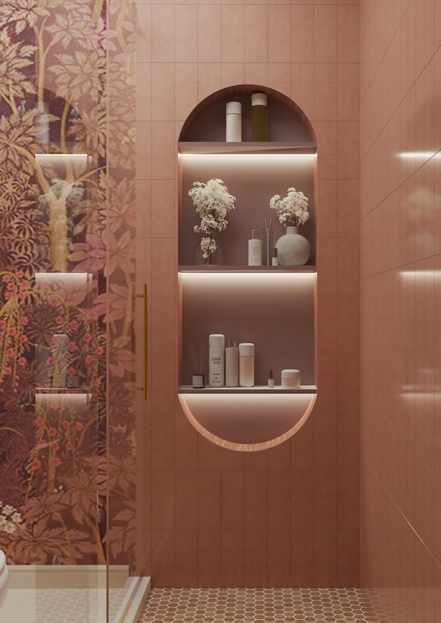 8 Homel Pl, Charleston, SC 29403 - interior details featuring tiled shower