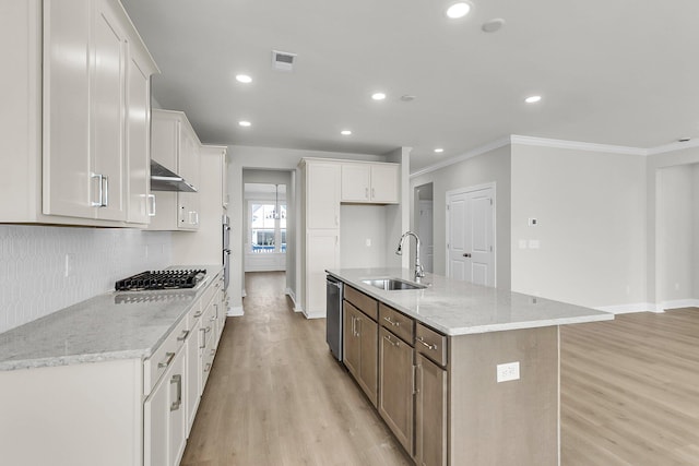 kitchen featuring a sink, stainless steel appliances, white cabinets, light wood-style floors, and ornamental molding