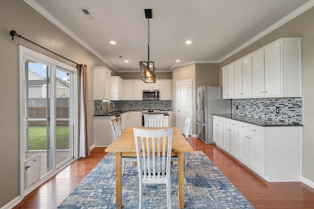 364 Deep River Rd, Summerville, SC 29486 - kitchen featuring dark countertops, a sink, stainless steel appliances, wood finished floors, and visible vents
