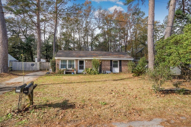 ranch-style house featuring a front yard