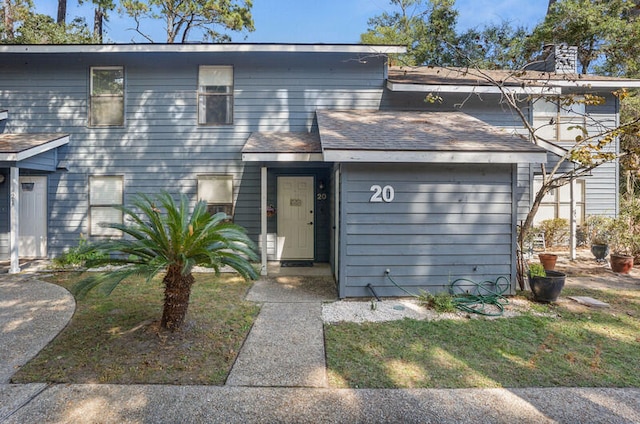 view of front facade with a front yard