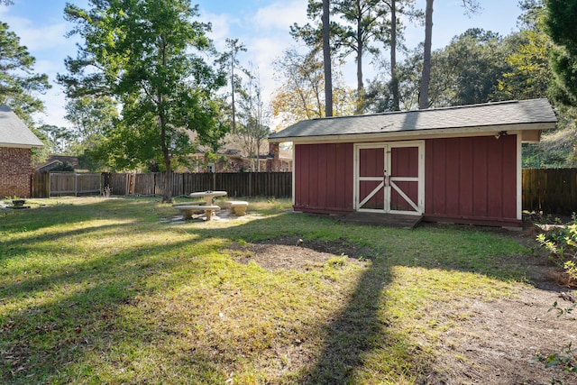 view of yard featuring a storage shed