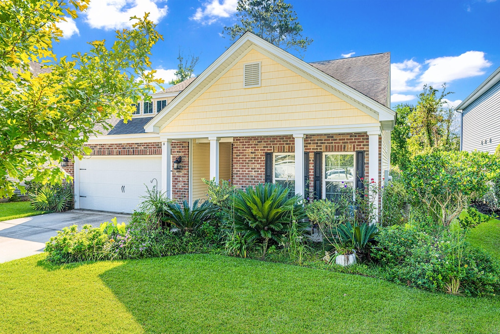 view of front facade featuring a front yard and a garage