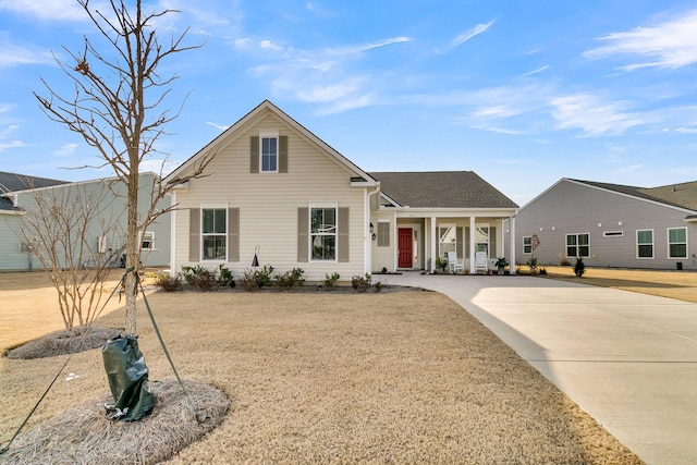 front facade featuring a front lawn and covered porch