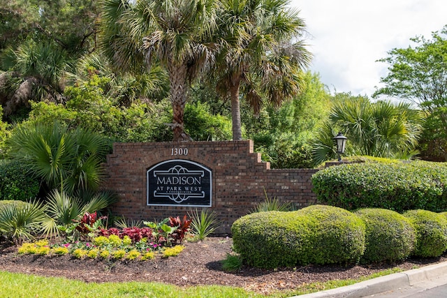 view of community / neighborhood sign