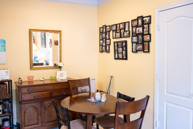 dining area with ornamental molding