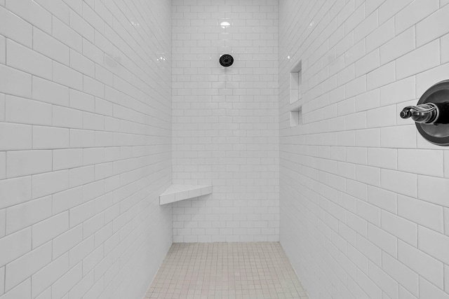 bathroom featuring a tile shower