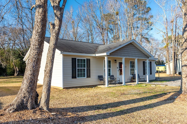 view of front of property featuring a front yard and covered porch