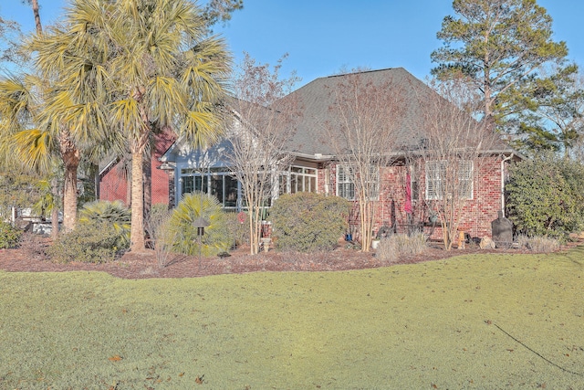 view of front of home featuring a front yard