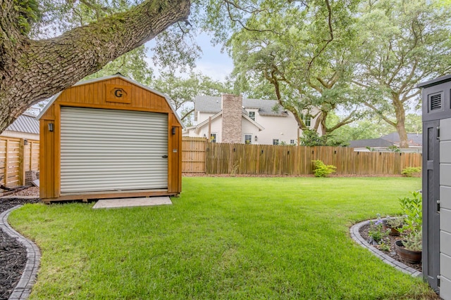 view of yard with an outbuilding