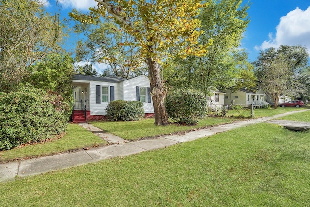 view of front of home featuring a front yard