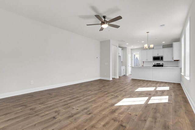 unfurnished living room featuring dark wood-style floors, a ceiling fan, baseboards, visible vents, and recessed lighting